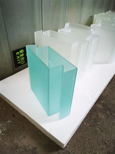 Almindelig hvid frostet u -formet glas